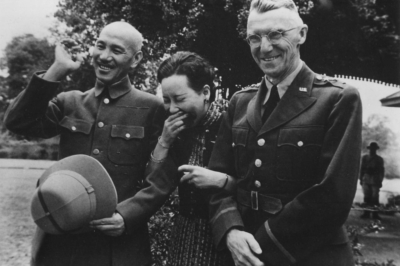 storyeditor/2024-01-15/Chiang_Kai_Shek_and_wife_with_Lieutenant_General_Stilwell.jpg