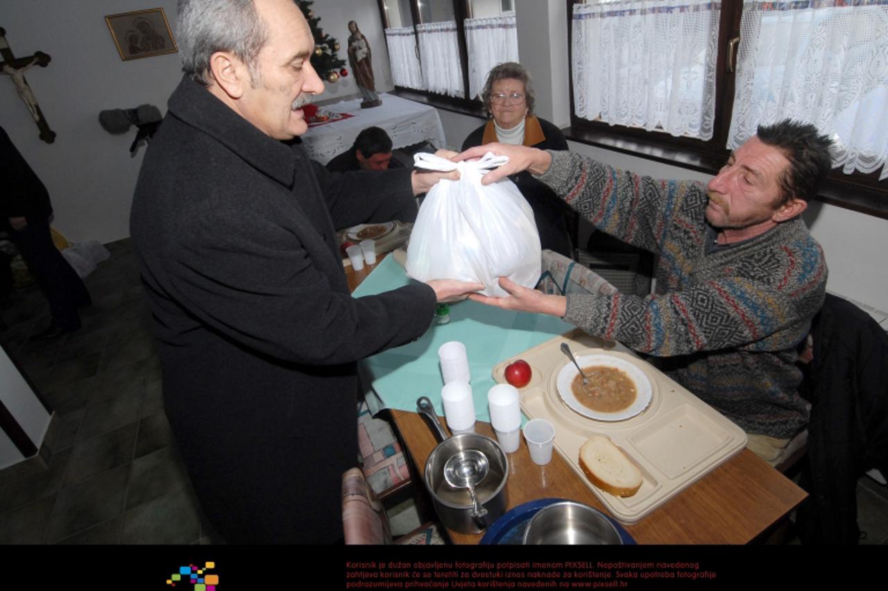 '23.12.2011., Bjelovar - U Puckoj kuhinji u sklopu Caritasa Sv. Antuna Padovanskog, 50-ak stalnih korisnika uoci Bozica pocasceno je blagdanskim ruckom. Korisnicima su podijeljeni i blagdanski poklon 