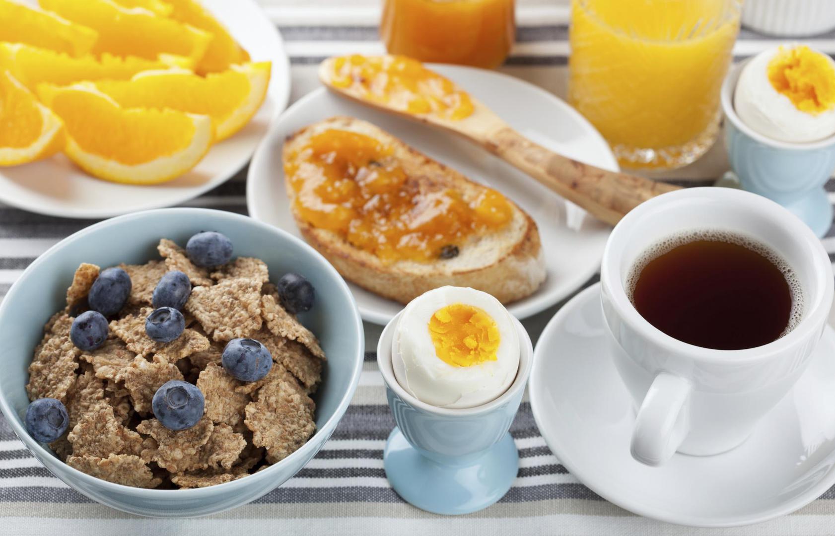 5. Preskakanje doručka - Nije teško preskočiti doručak kad imate užurbani raspored. Ali doručak je s razlogom najvažniji obrok. Osim toga, imate čitav dan da potrošite kalorije koje ste ujutro unijeli. 