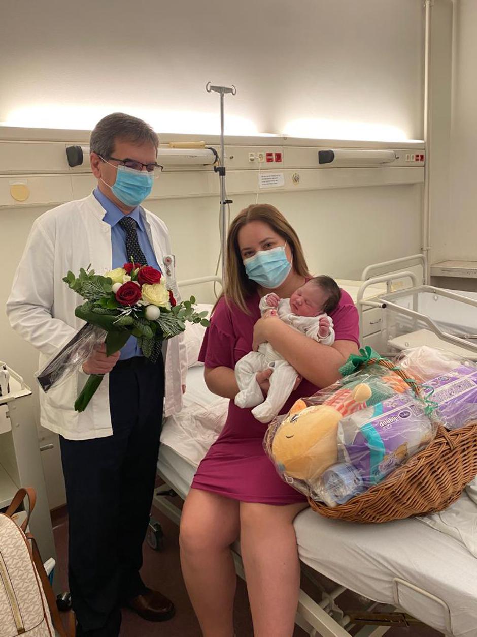 Prva novogodišnja beba u vinkovčakoj bolnici: Majka Ivona Crljić i beba lucija