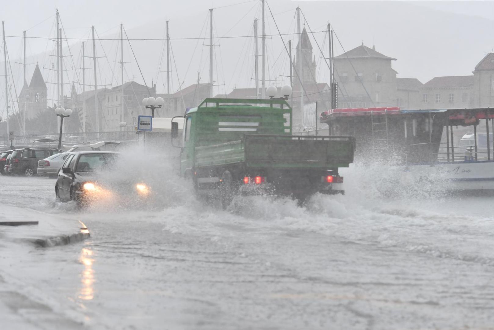 Obilne kiše uzrokovale su bujične poplave i probleme u prometu.