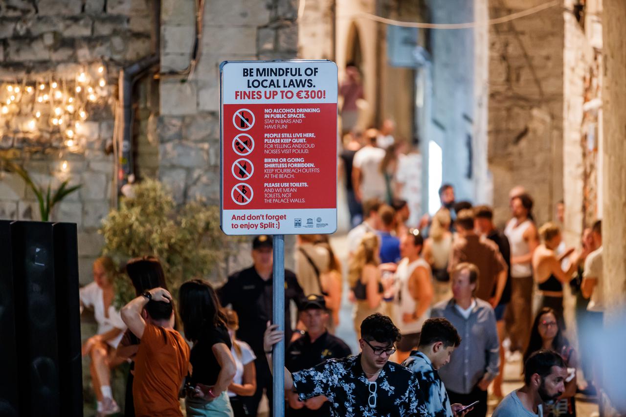 Split: Postavljene obavijesti o pravilima ponašanja u Dioklecijanovoj Palači