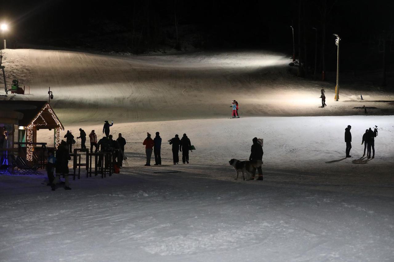 Prvi dan noćnog skijanja na sklijalištu Platak