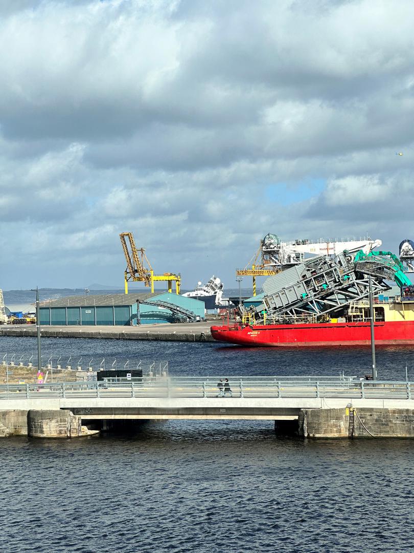 A view of a toppled ship at Imperial dock in Leith, Edinburgh, Scotland, Britain March 22,2023, in this picture obtained from social media. Twitter/@_HausOfVictor/via REUTERS  THIS IMAGE HAS BEEN SUPPLIED BY A THIRD PARTY. MANDATORY CREDIT. NO RESALES. NO ARCHIVES. Photo: TWITTER/@_HAUSOFVICTOR/REUTERS