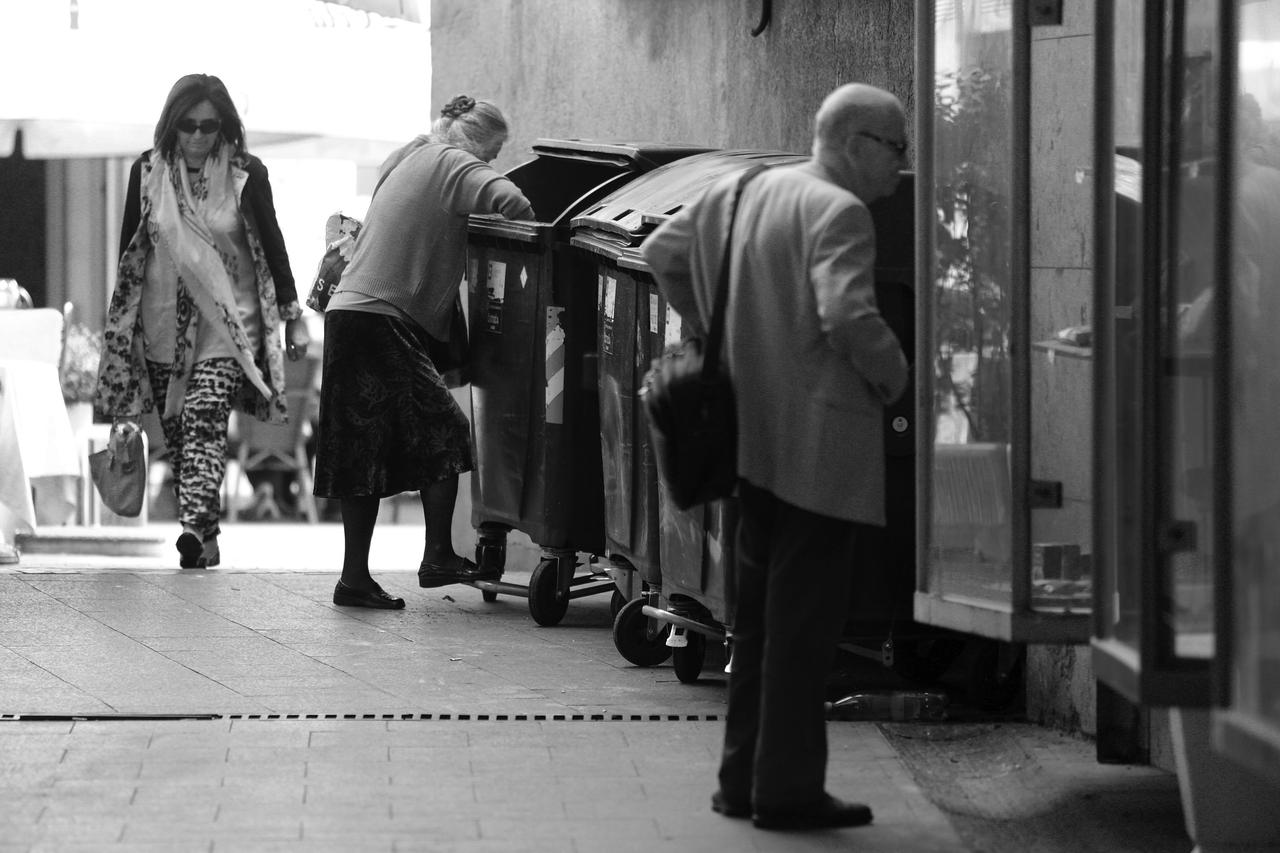 Zagreb, prolaz radiceva tkalciceva, zena trazi po kanti za smece, kopa, kontejneru,  snimio Patrik Macek  