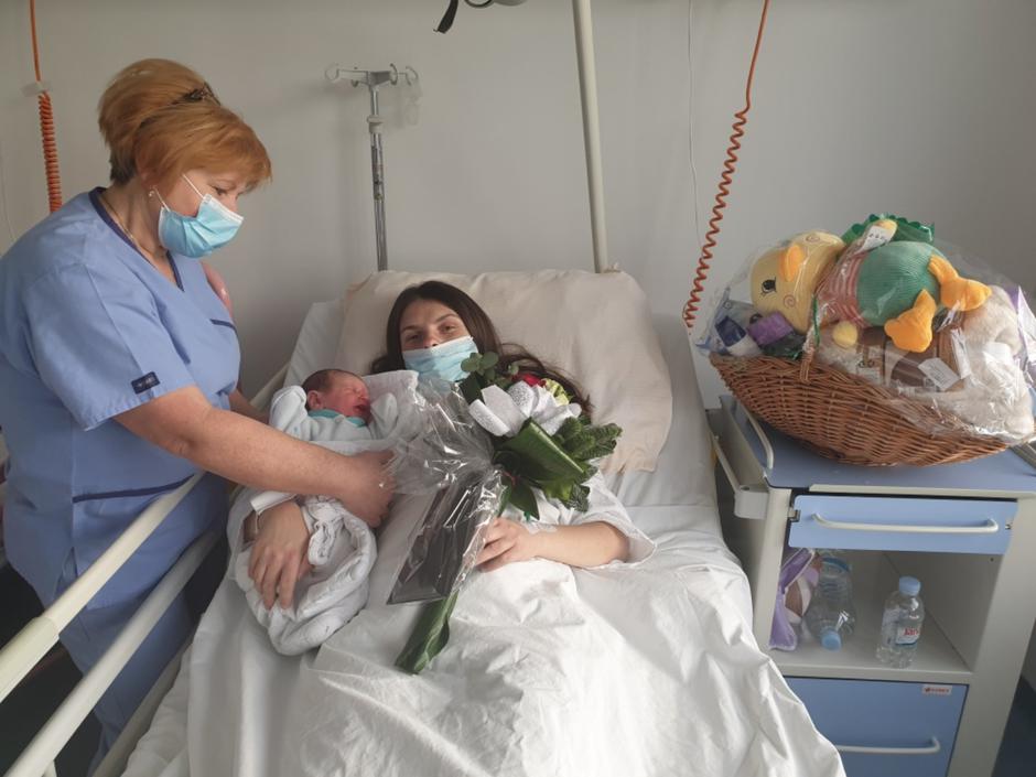 Prva novogodišnja beba u Vukovarskoj bolnici: Mama Sandra Đurić i beba Ana