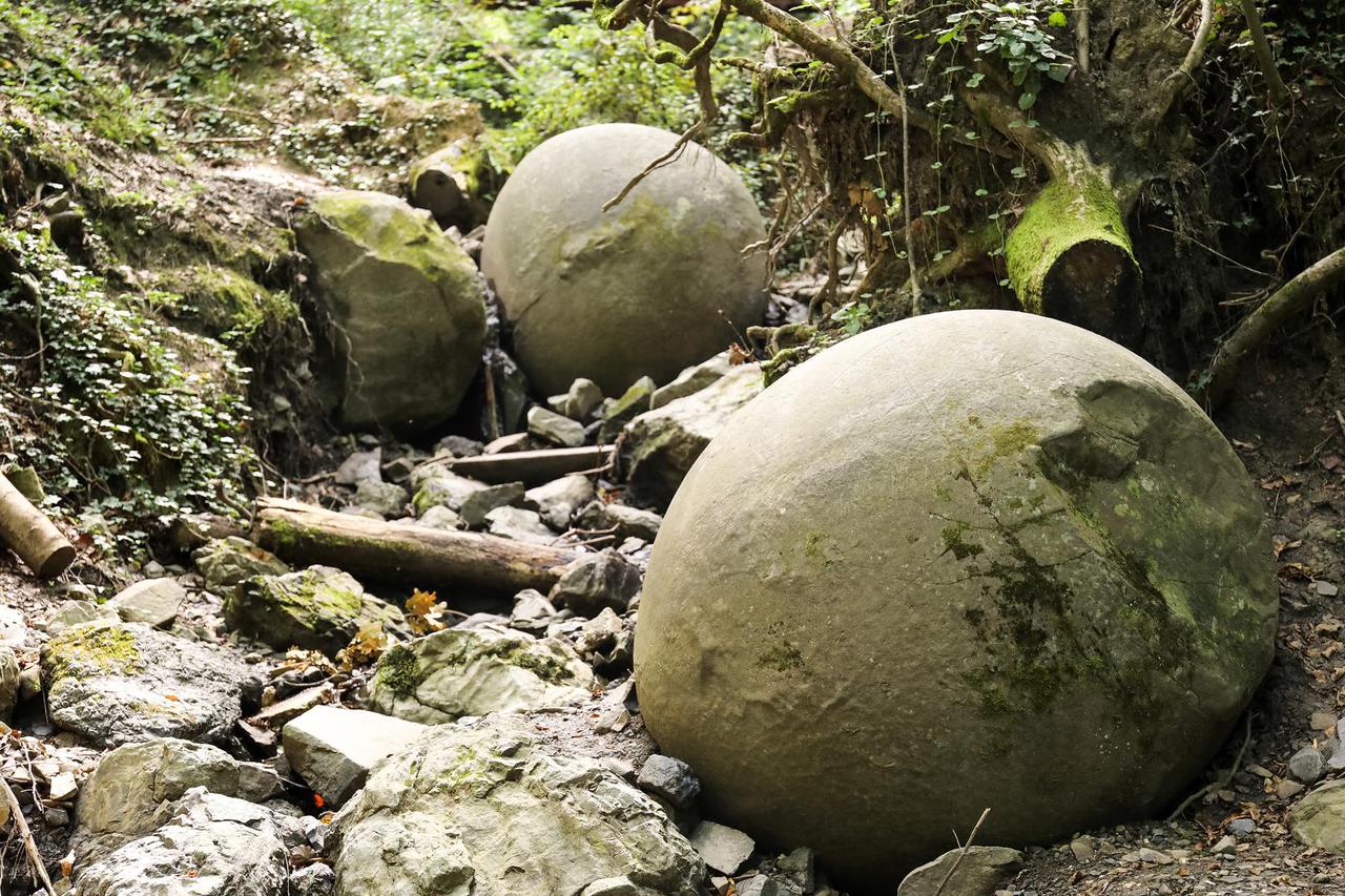 Misterij kamenih kugli u Bosni, nitko ne zna kako su nastale, ljudi dolaze iz njih crpiti energiju