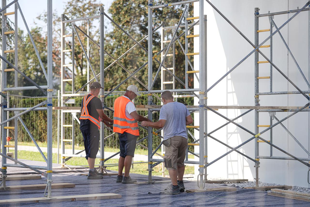 Zagreb:  Radnici postavljaju skele na Spomeniku Domovini 