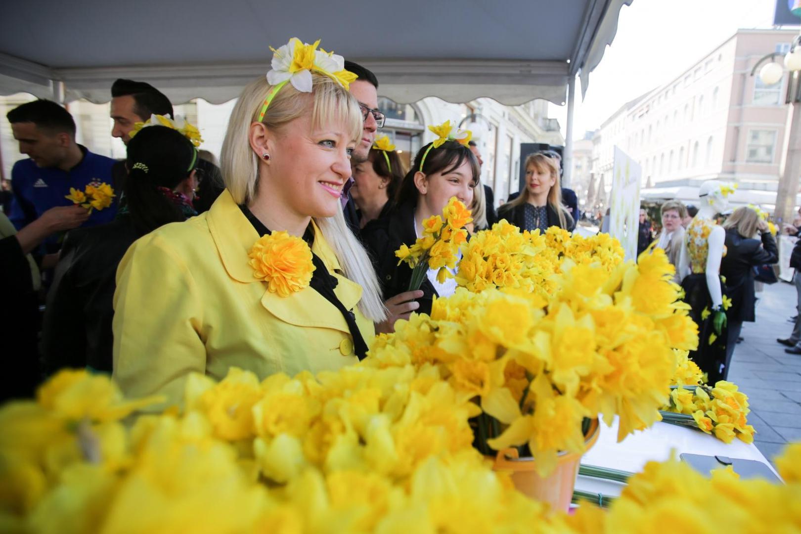 Međunarodni Dan narcisa održan je na Cvjetnom trgu u Zagrebu, a organizirale su ga udruge P.I.N.K. i Nismo same.