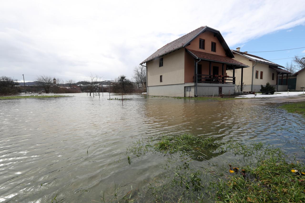 Hrvatska Kostajnica: Visok vodostaj rijeke Une, voda je doprla do prvih kuća