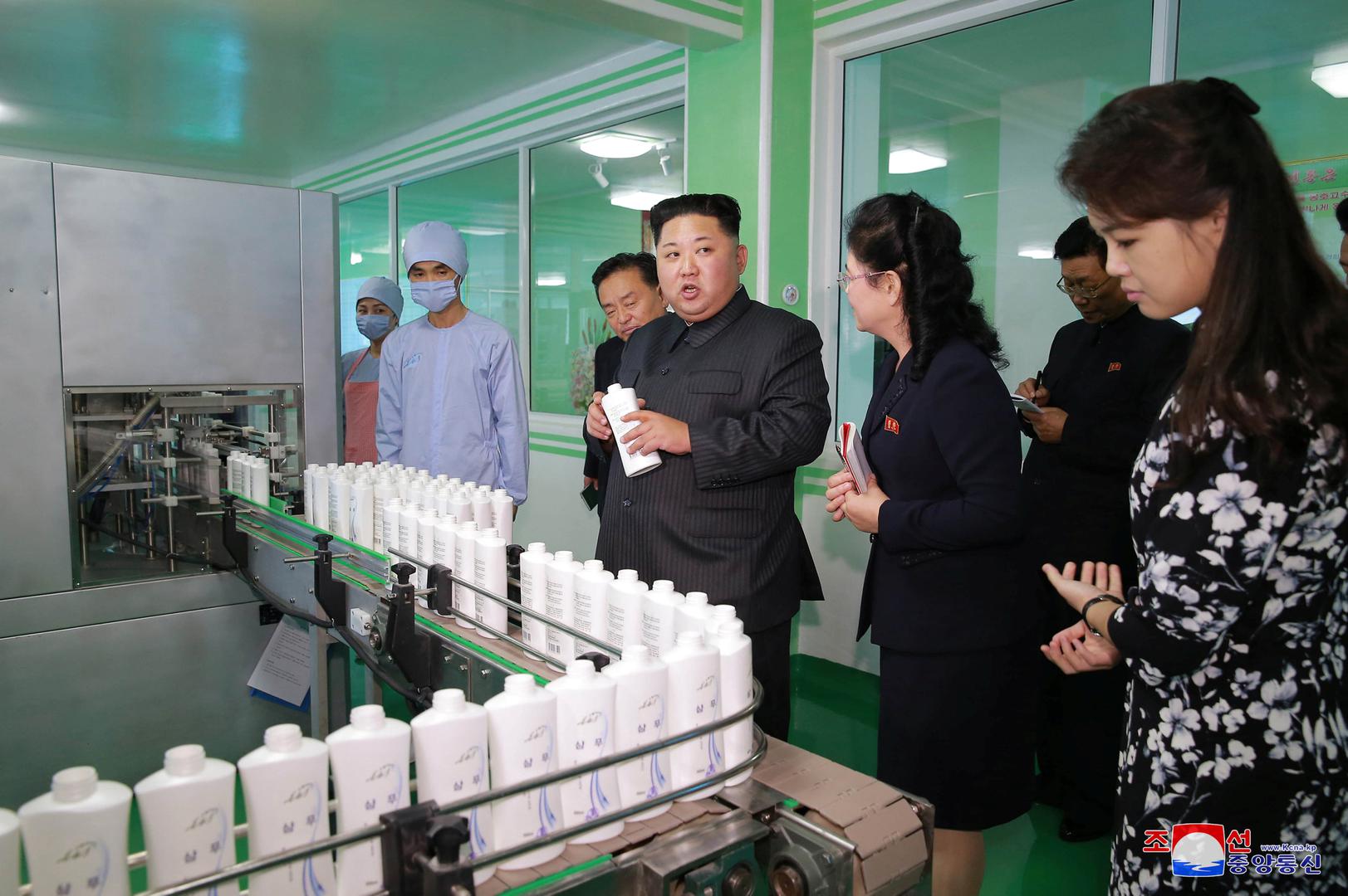 Istu tvornicu prije 14 godina posjetio je i njegov otac i prethodnik na funkciji predsjednika Sjeverne Koreje. 