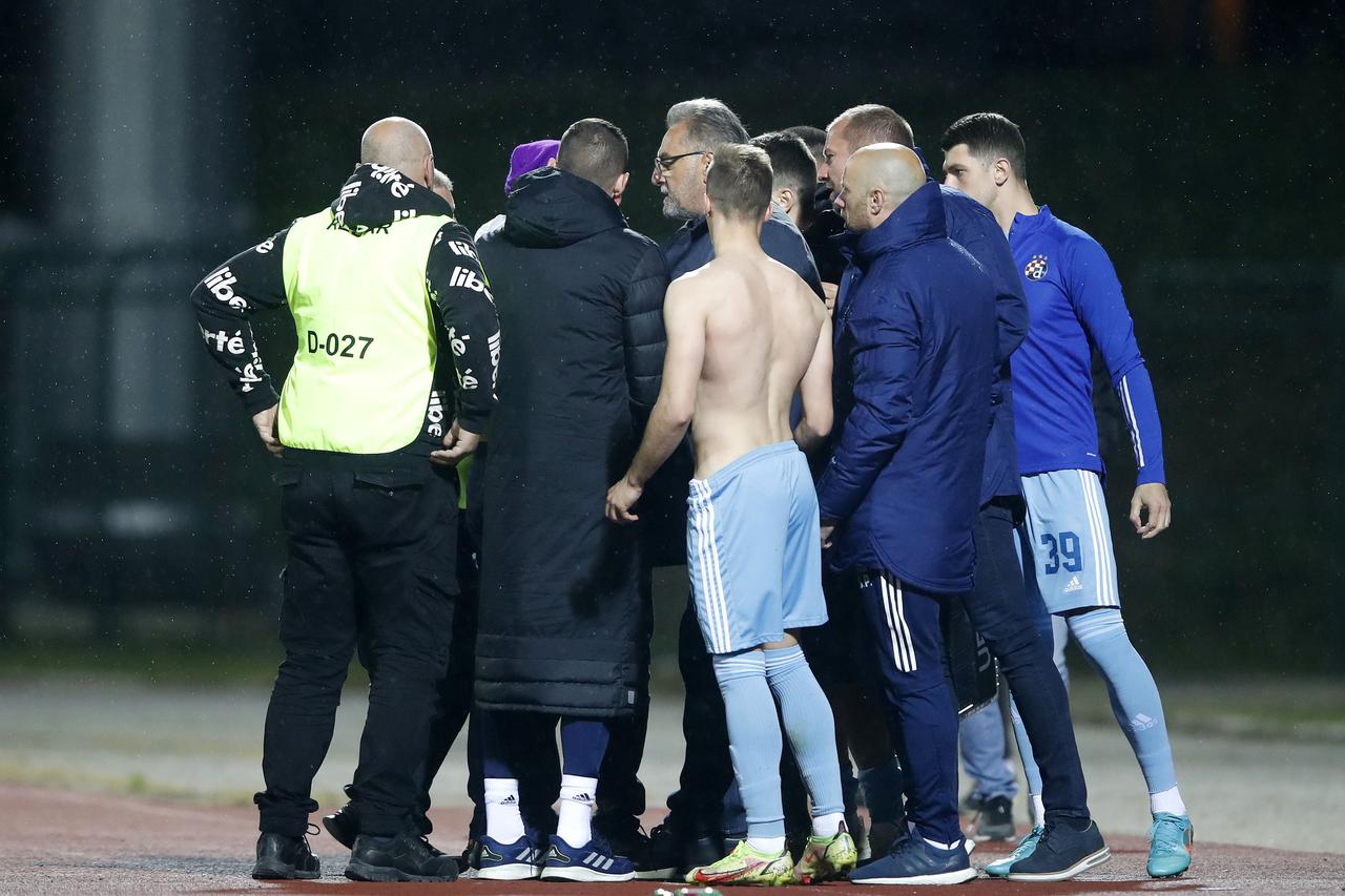 Velika Gorica: Po završetku susreta jedan od navijača ušao je na teren koji je, uz zaštitu cijele Dinamove klupe, napustio s Oršićevim dresom 
