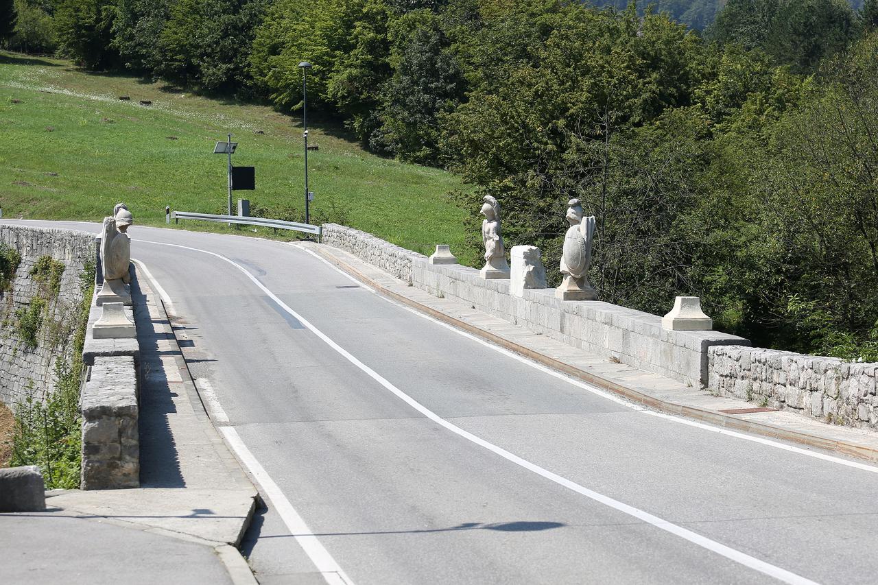 Tounj: Jedini dvokatni most u Hrvatskoj i jedini most koji na sebi ima kipove