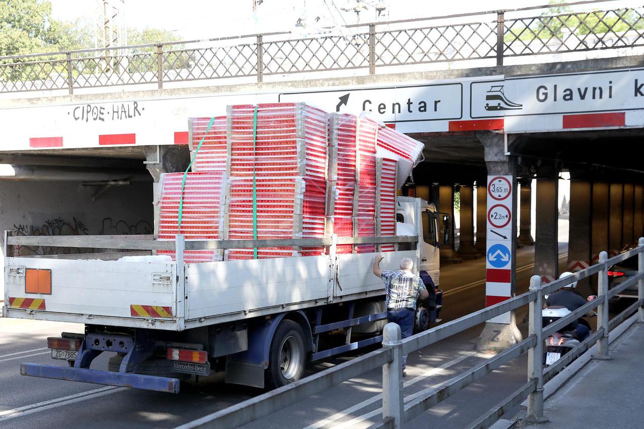 Zagreb: Kamion zapeo ispod nadvožnjaka u Miramarskoj, stradale ploče za izolaciju