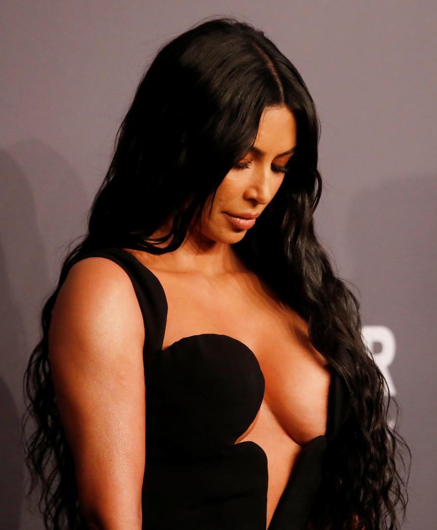Za ovu priliku Kim je odabrala dekoltiranu Versace haljinu koja joj je zadavala male probleme.