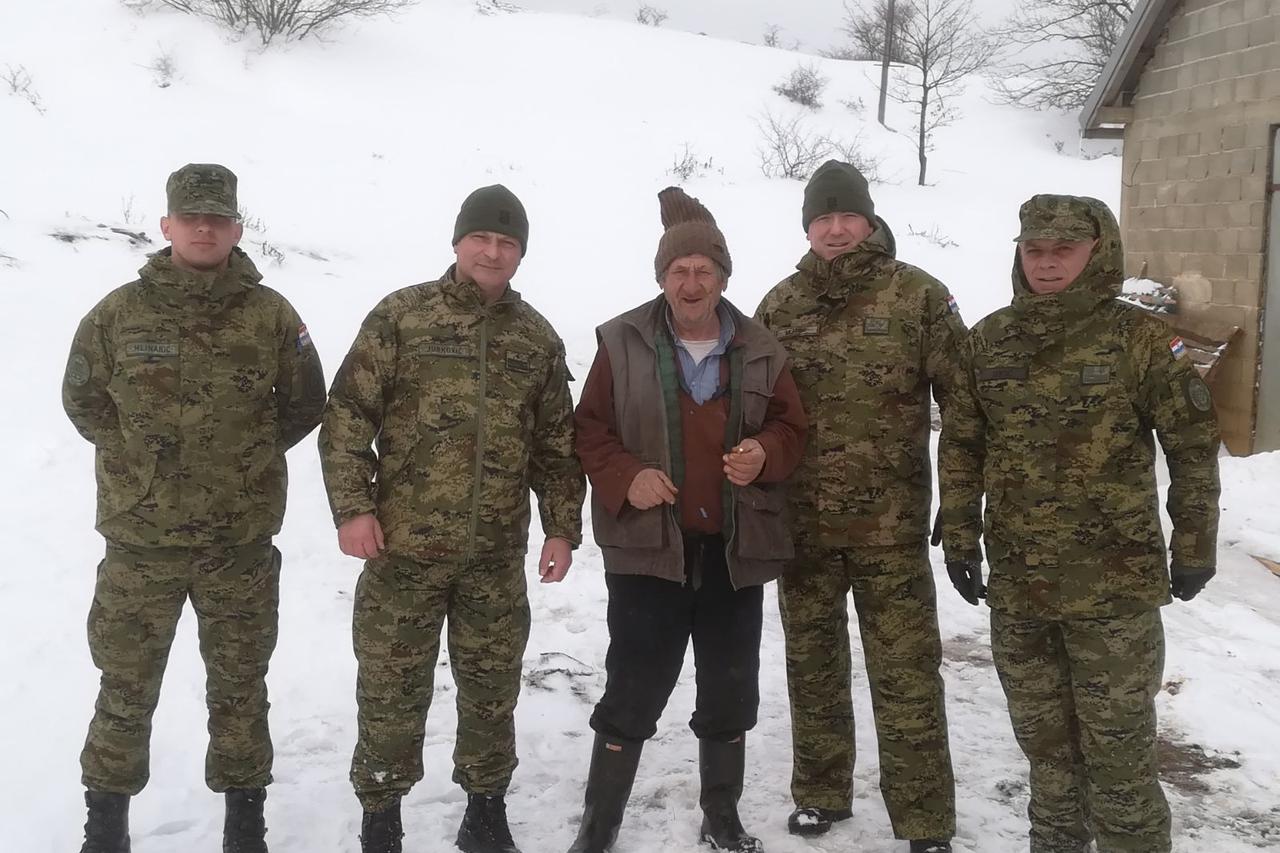Vojnici čistiil snijeg na području Gračaca
