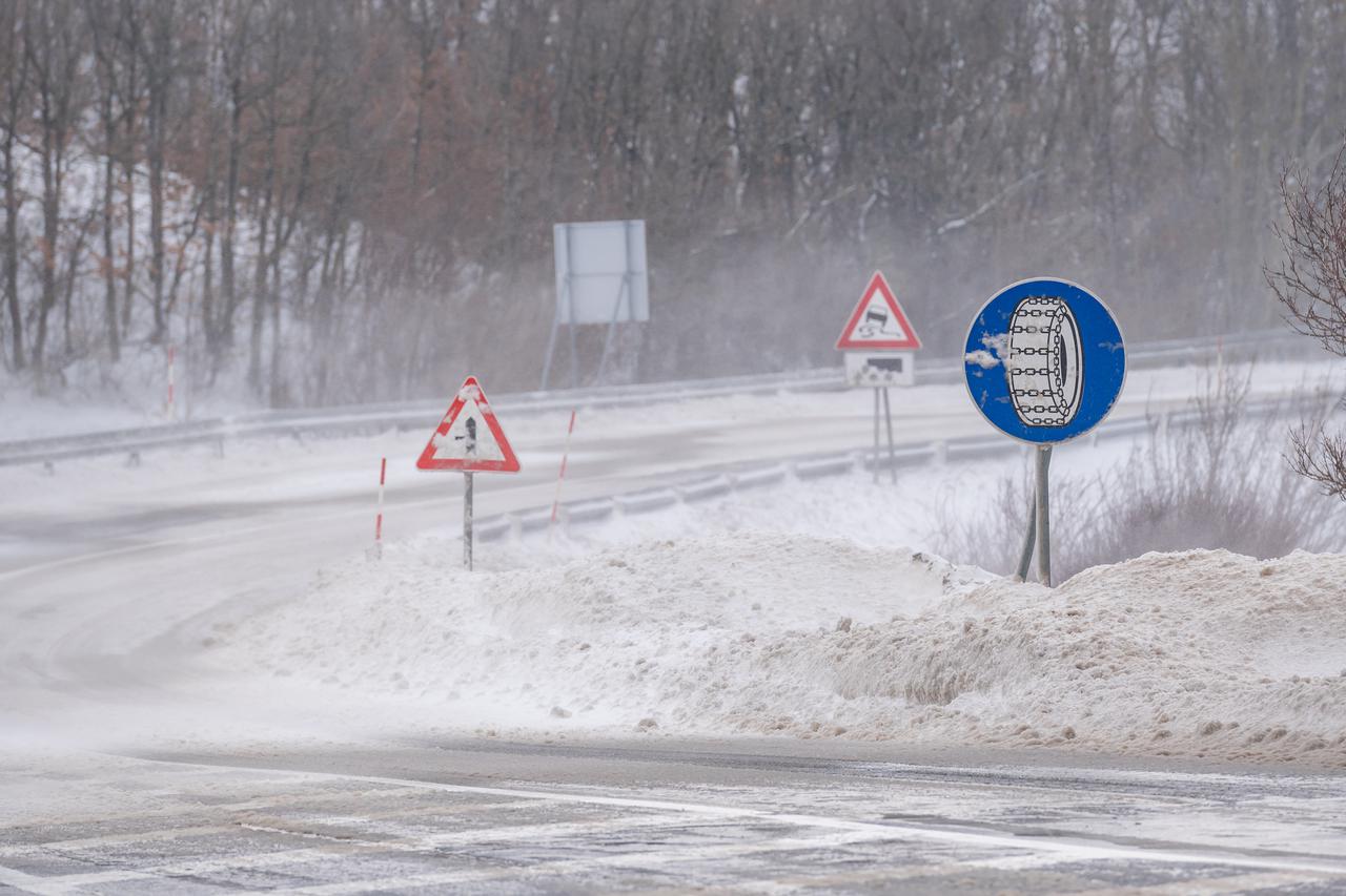 Zimski uvjeti na cesti Gračac - Srb