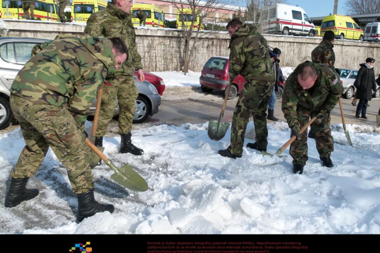 \'05.02.2012., Split- 30 vojnika cisti prilaz bolnici Firule. Photo: Ivana Ivanovic/PIXSELL\'