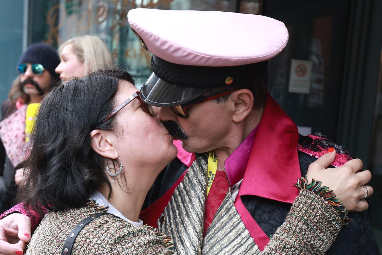 Liverpool: Strastveni poljubac Prlje sa suprugom Marijom uoči večerašnjeg nastupa na Eurosongu