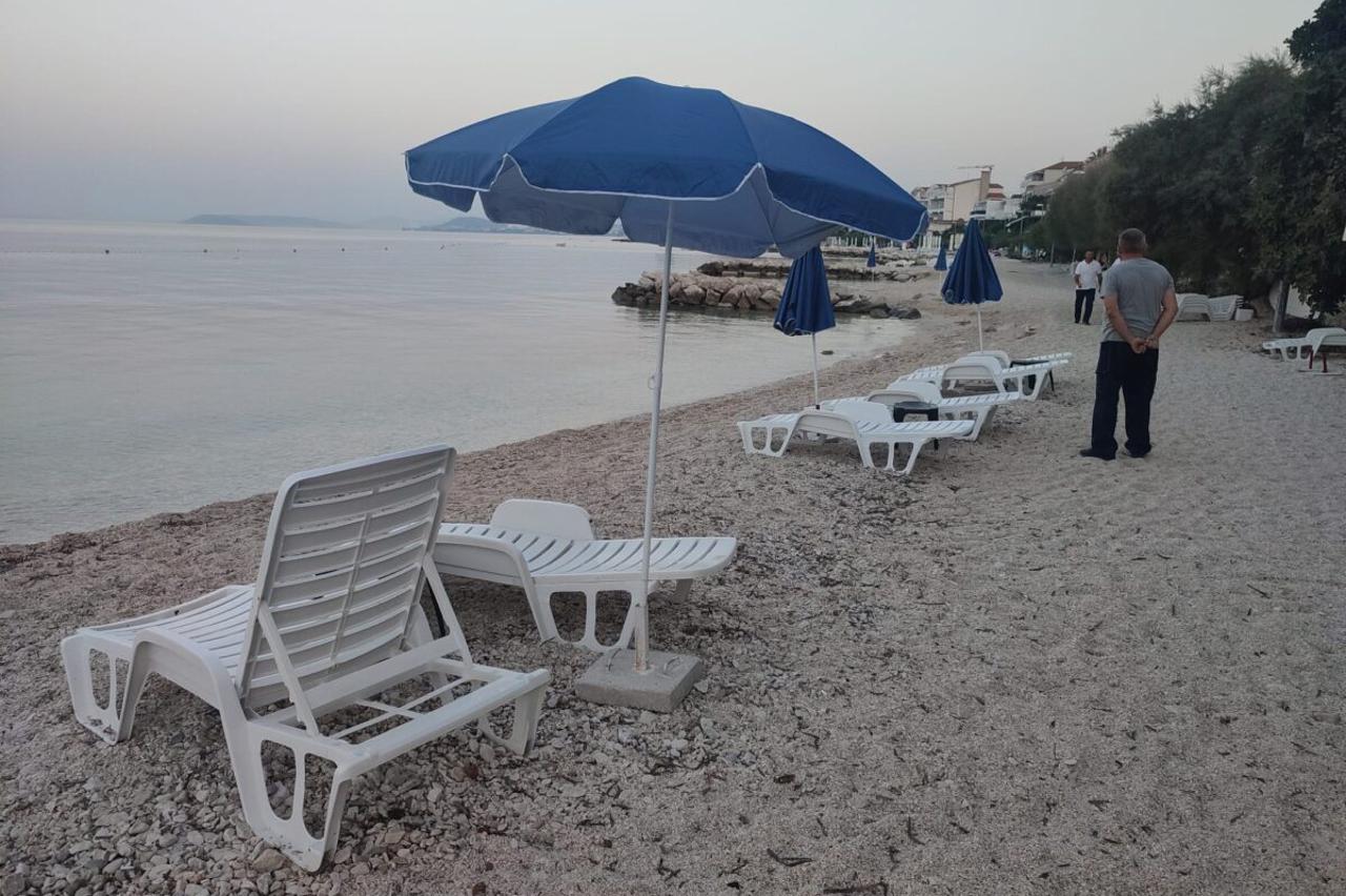 Komunalni redari 'počistili' ležaljke ostavljene na plaži u Podstrani