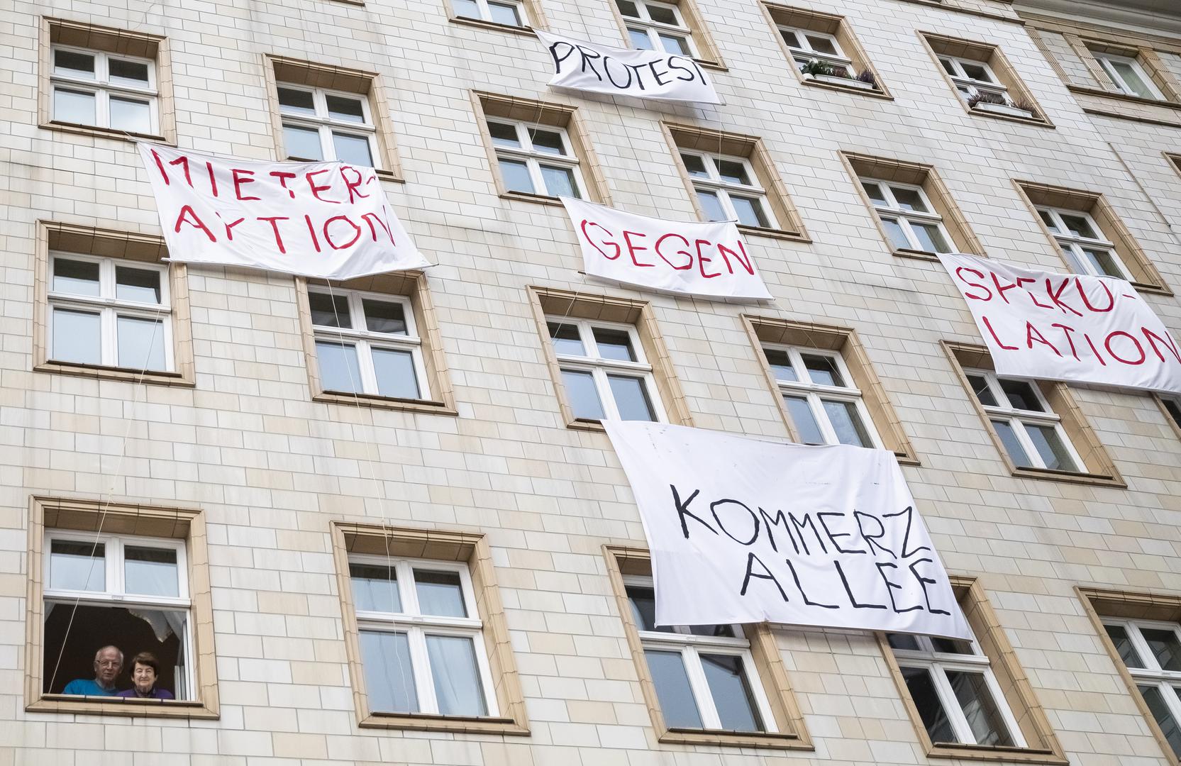 Na mnogim zgradama u Berlinu i drugim velikim njemačkim gradovima izvješene su poruke protiv preskupih najamnina