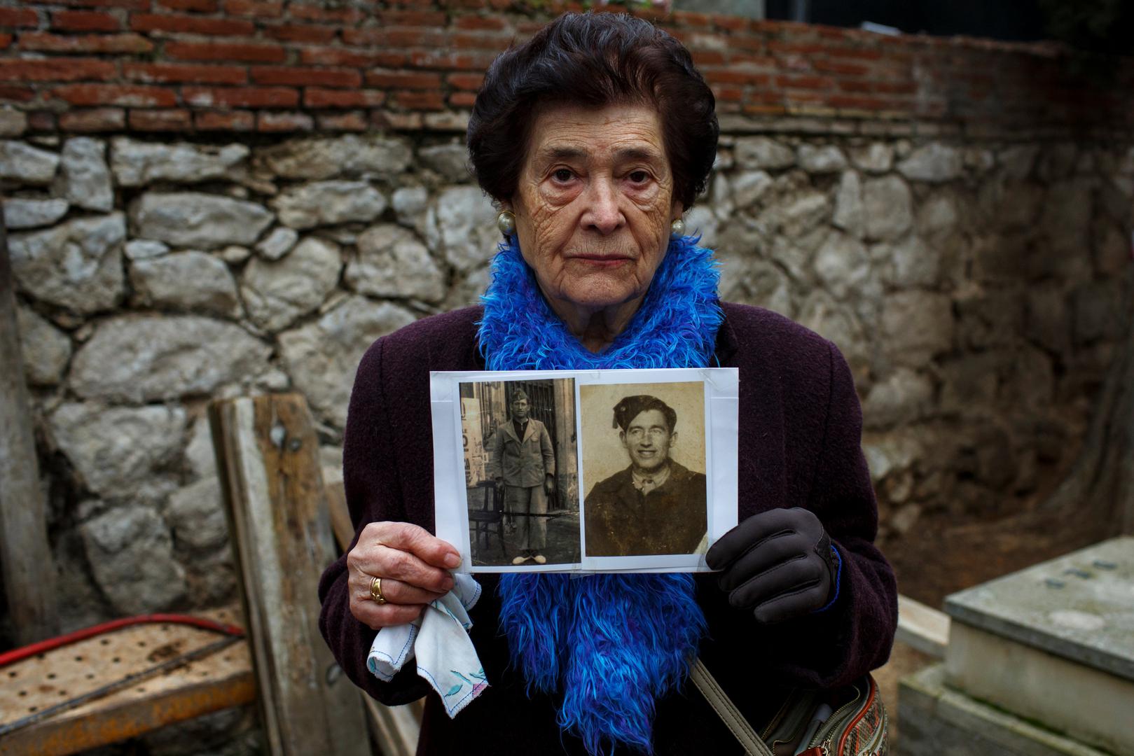 Žena drži fotografije ujaka kojeg su Francove snage strijeljale 1940. Za ljude poput nje micanje ostataka diktatora bilo bi olakšanje