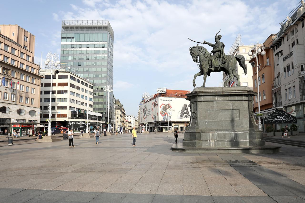 Spomenik banu Jelačiću kao i svaki dan mirno nadgleda život na glavnom zagrebačkom trgu