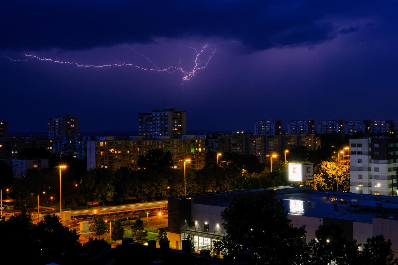 Munje iznad Zagreba za vrijeme olujnog nevremena