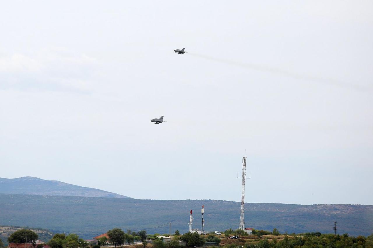 Prelet vojnih zrakoplova iznad Knina povodom Dana pobjede i domovinske zahvalnosti