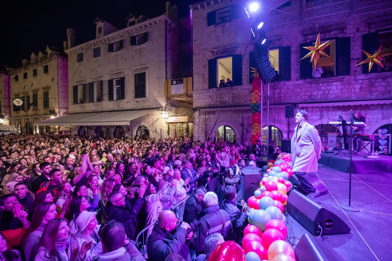 Dubrovnik: Građani na Stradunu dočekuju novu 2024. godinu uz Zdravka Čolića