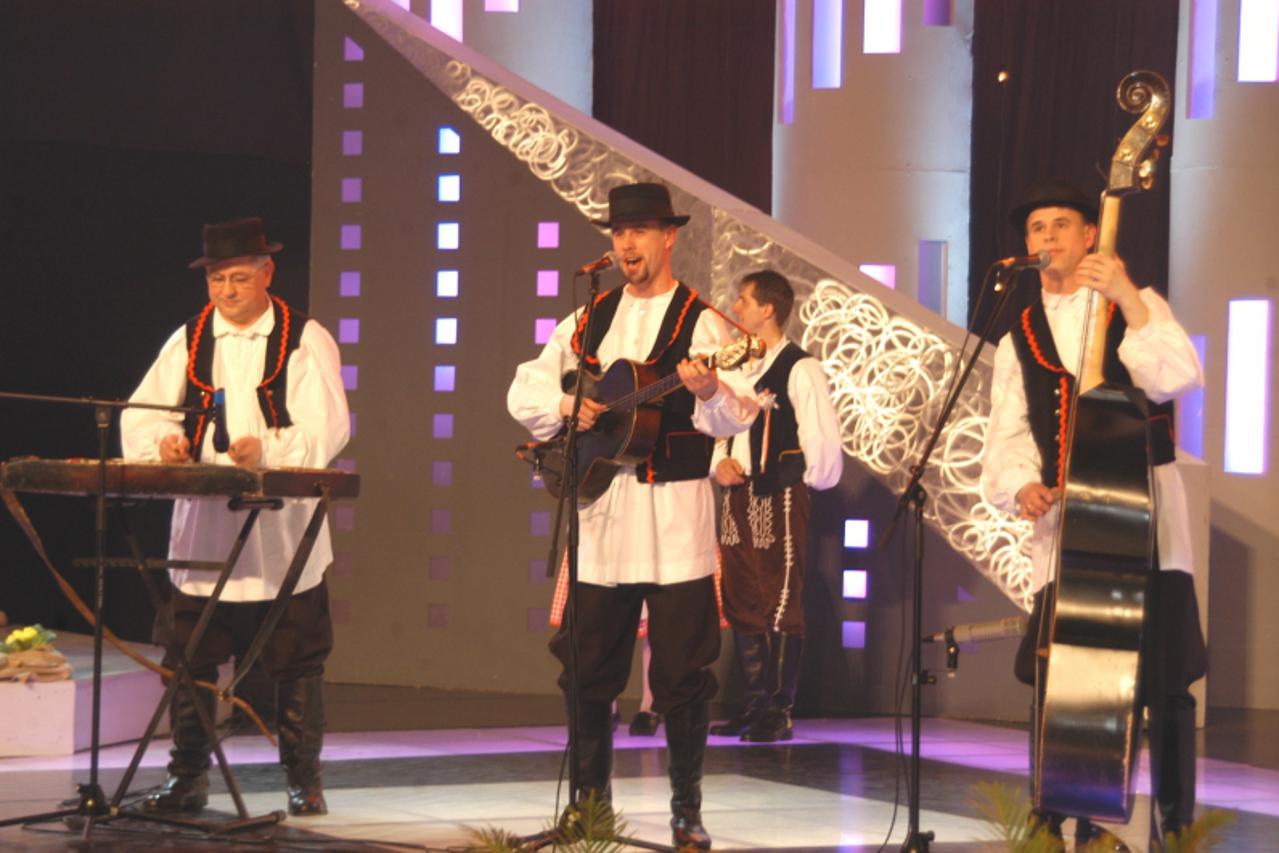 \'01.04.2010., Bjelovar - Trio Janci nastupio na spektaklu Lijepom nasom Photo: Damir Spehar/PIXSELL\'