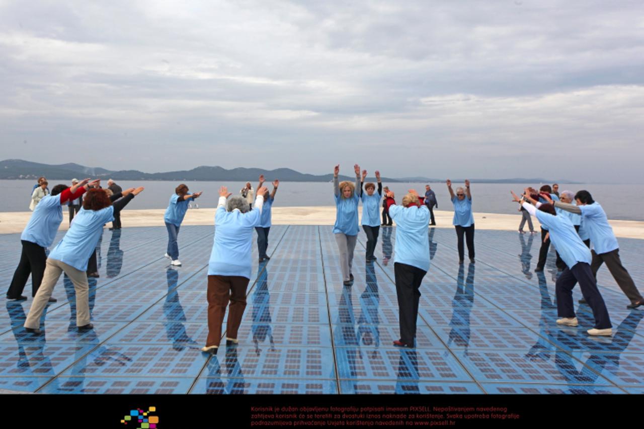 '16.10.2010., Zadar - Vjezbanjem protiv osteoporoze. Udruga za osteoporozu organizirala informativni stand i vjezbanje za clanove Udruge na Pozdravu Suncu. Cilj ove akcije je obiljezavanje Svjetskog d