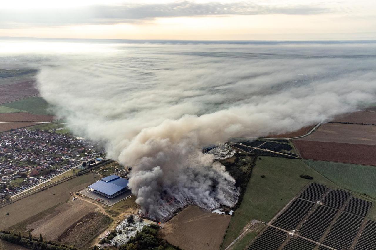 Pogled iz zraka na požarište u osječkoj tvrtki za preradu plastike "Drava International"
