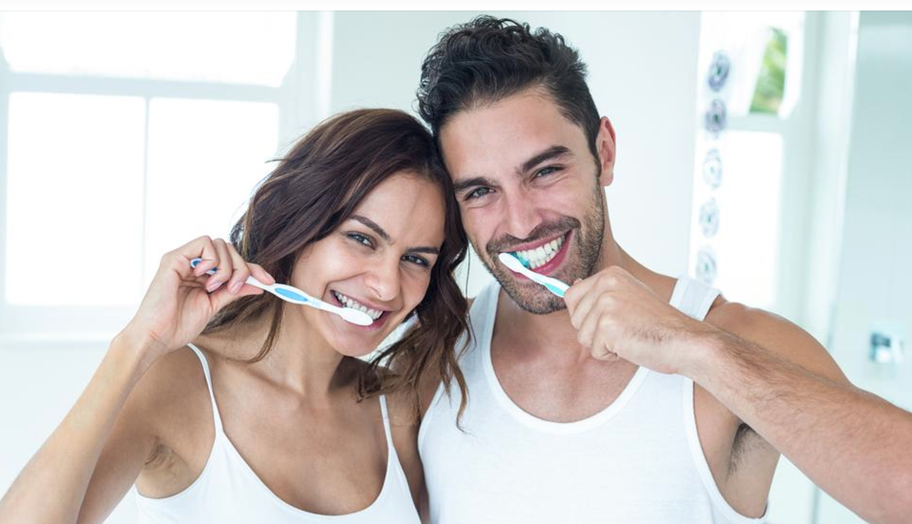 Ako želite malo izbijeliti zube, pomiješajte jednu žličicu sode bikarbone, malo soli i nekoliko kapi jabučnog octa. Iščetkajte zube otopinom, a zatim običnom pastom za zube. Ovo nemojte raditi više od jednom tjedno.