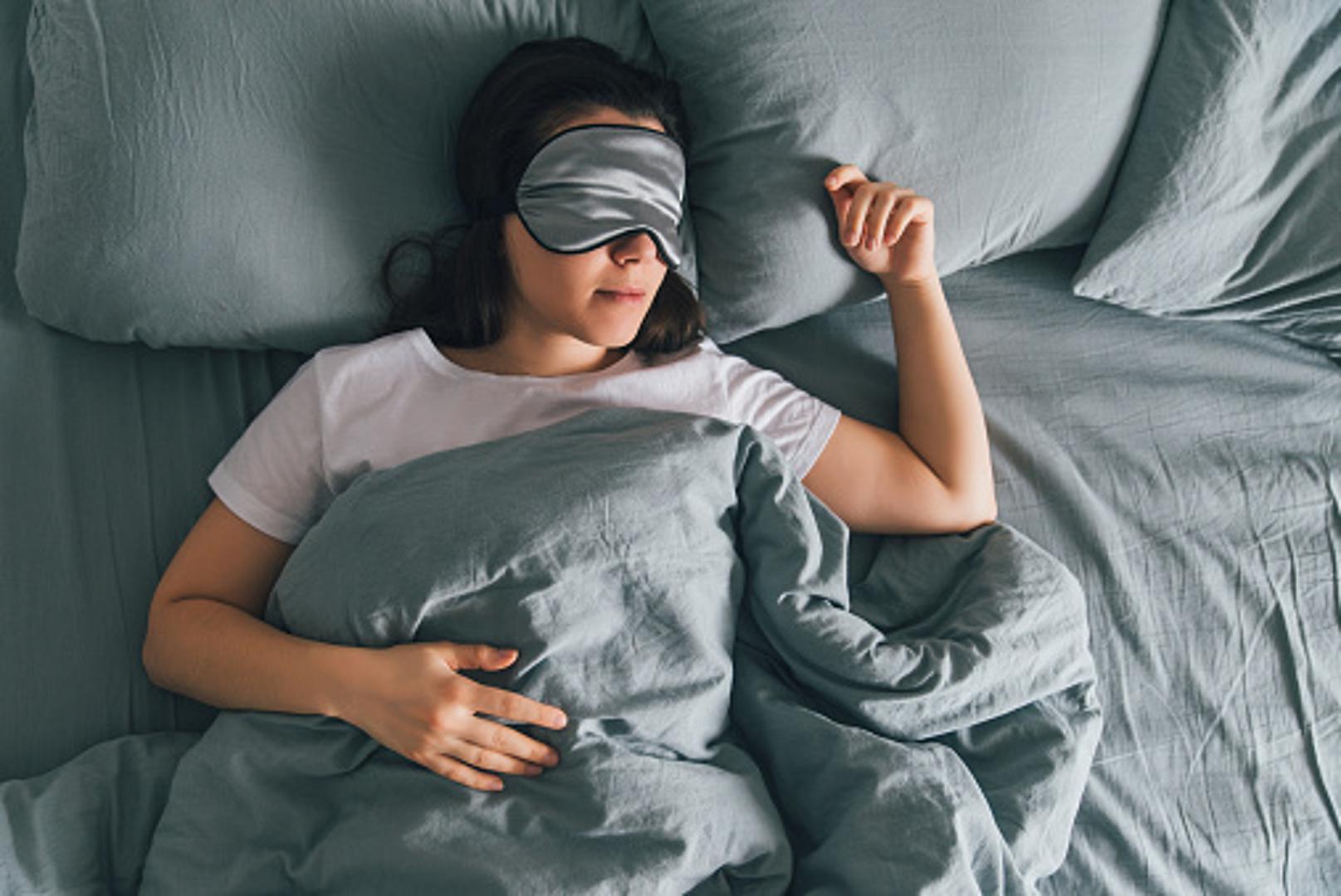 Imate svoju omiljenu pozu za spavanje? Ako ste se ikada zapitali ima li kakve poveznice sa zdravljem položaj u kojem obično spavate, imamo odgovor. Prema ayurvedi, nije svejedno u kojem položaju spavate i postoji onaj koji je najzdraviji.
