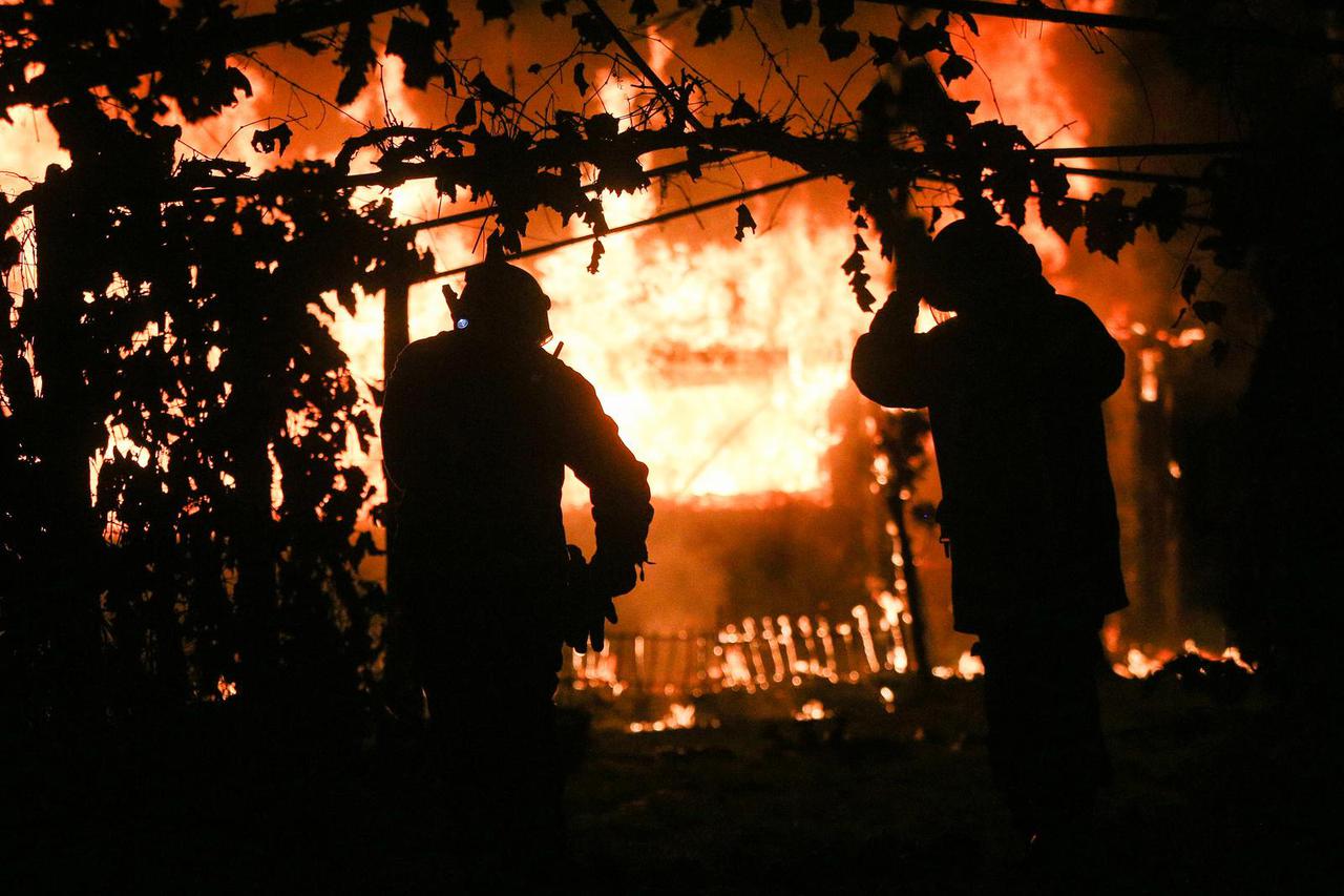 Nedaleko Lekenika vatrogasci se bore s vatrom koja je zahvatila vikendicu