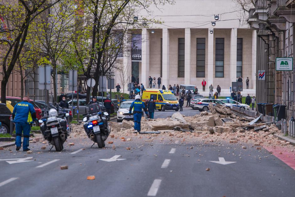 Jak potres pogodio Zagreb, hitna i policija na cesti 