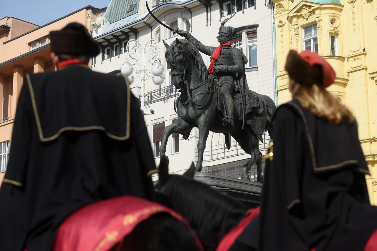 Zagreb: Nakon svečanosti na Dan kravate na glavnom Trgu zavezana kravata banu Josipu Jelačiću