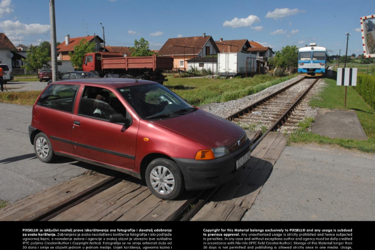 '18.05.2013., Bjelovar - Na pruznom prijelazu u Lugu danas oko 15 sati vlak koji se kretao iz pravca Bjelovara prema Klostru naletio je vozaca automobila golfa, udarivsi ga u prednju desnu bocnu stran