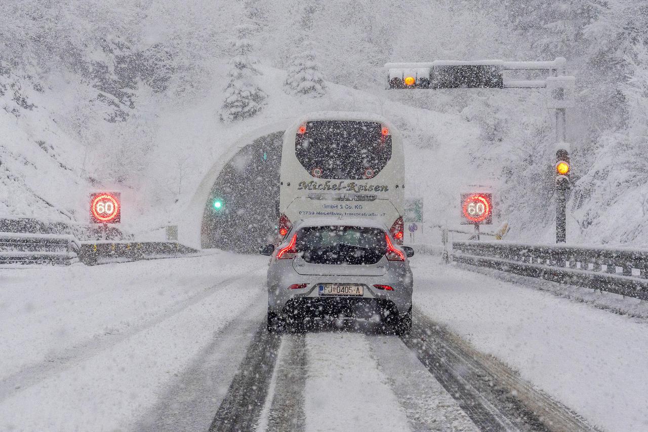 
Na autocesti Karlovac - Rijeka otežana je vožnja zbog zimskih uvijeta 