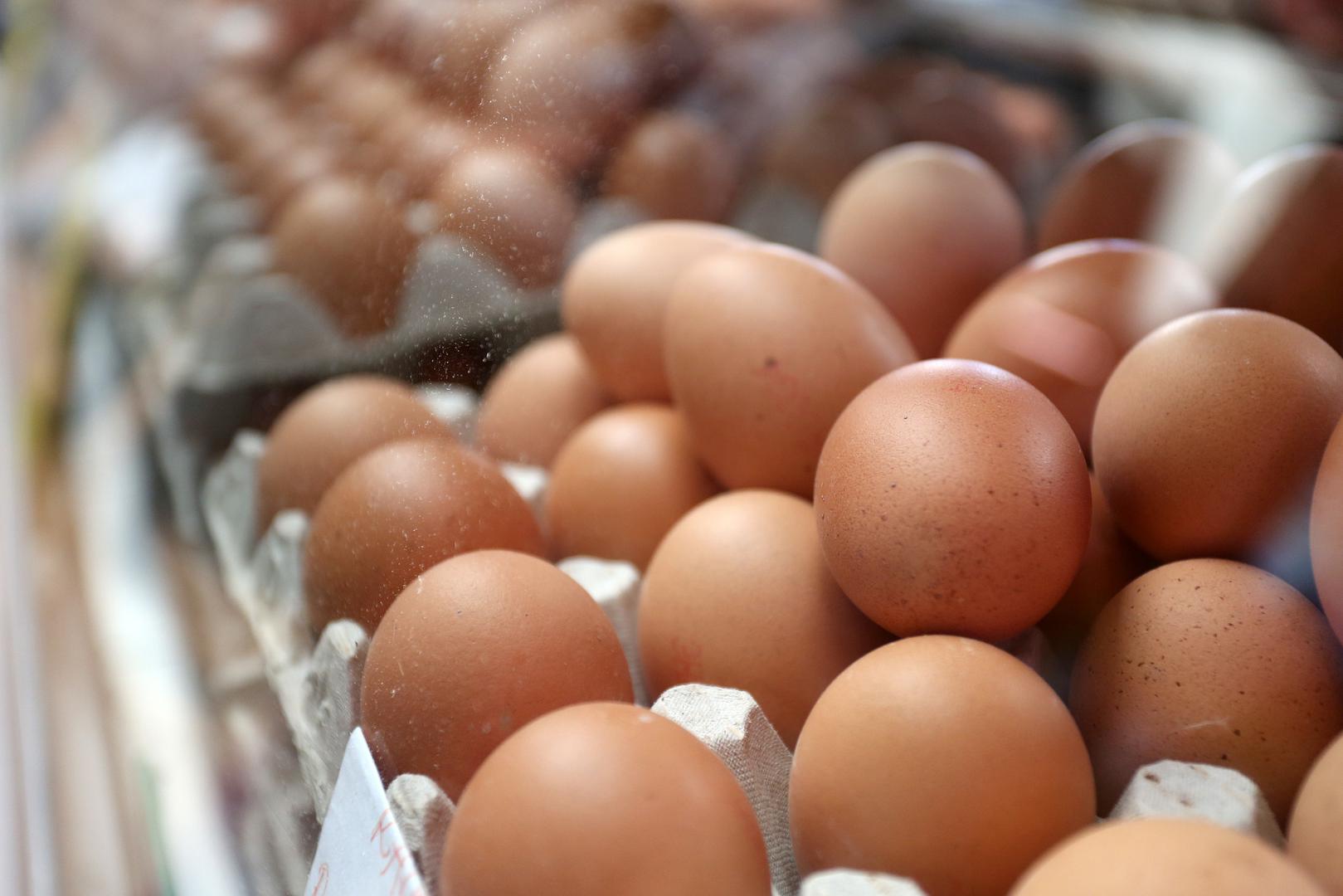 Postoji li ograničenje s dnevnom konzumacijom jaja? Nutricionistica Keri Gans tvrdi da su za prosječnog čovjeka dva jaja na dan sasvim u redu. Treba imati na umu i što jedete uz jaja, kako se ne bi doveli do neželjenih kilograma. Nutricionistica Gans preporučuje pripremu na malo maslinova ulja i serviranje uz kuhano povrće i kruh od cjelovitih žitarica. 
