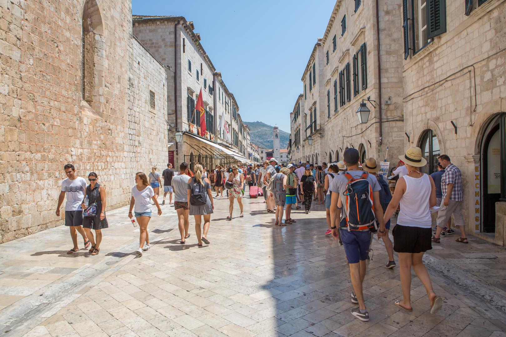 Iako je danas bilo vruće i sparno u Dubrovniku, stara gradska jezgra bilo je prepuna turista.