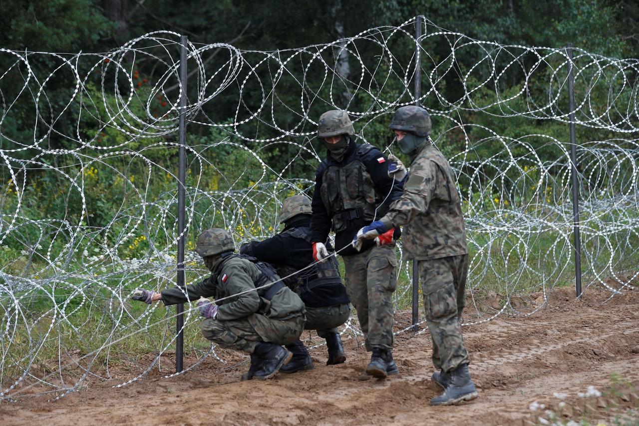 Poljski vojnici postavljaju žilet-žicu dugačku 418 kilometara