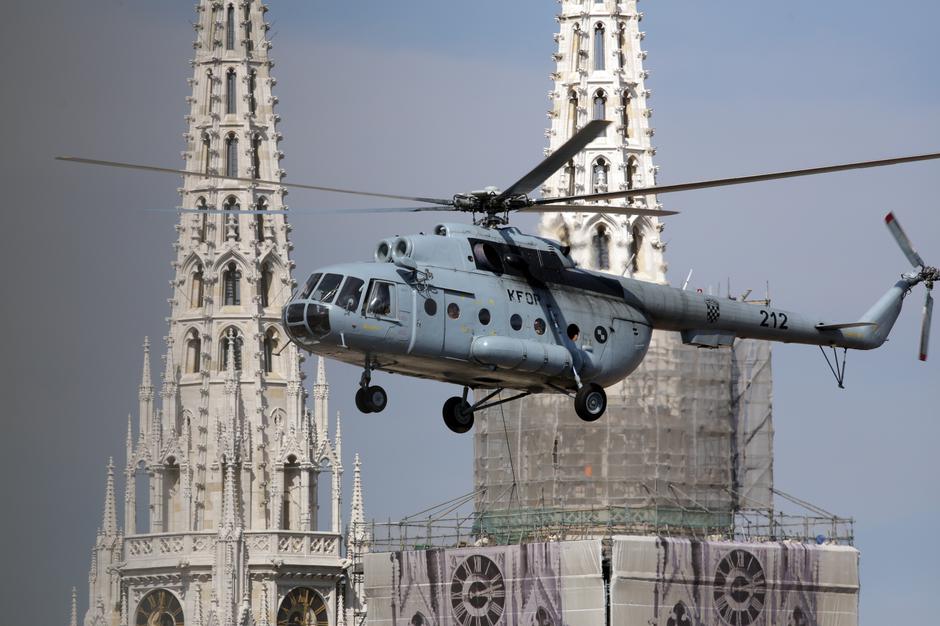 Zagreb: Helikopter HRZ-a s hrvatskom zastavom nadlijeće prepun Trg bana Jelačića