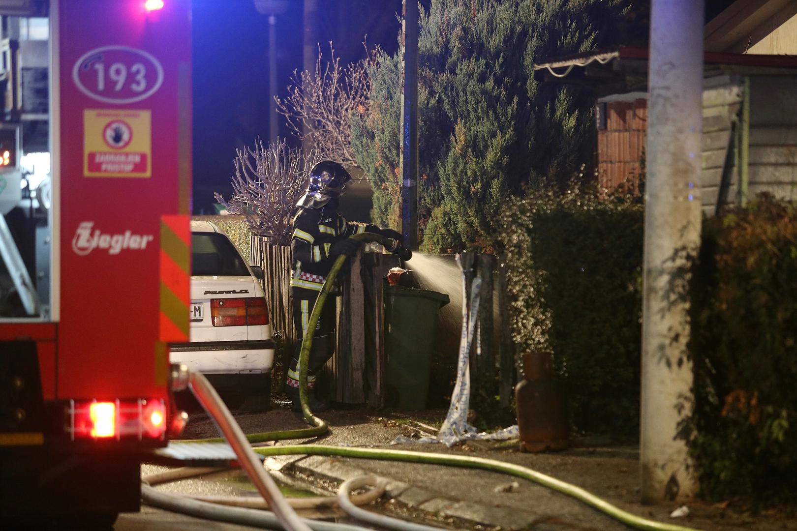 16 vatrogasaca uspjelo je ugasiti požar, a u kući je živjela mlada obitelj s dvoje djec, piše 24sata.