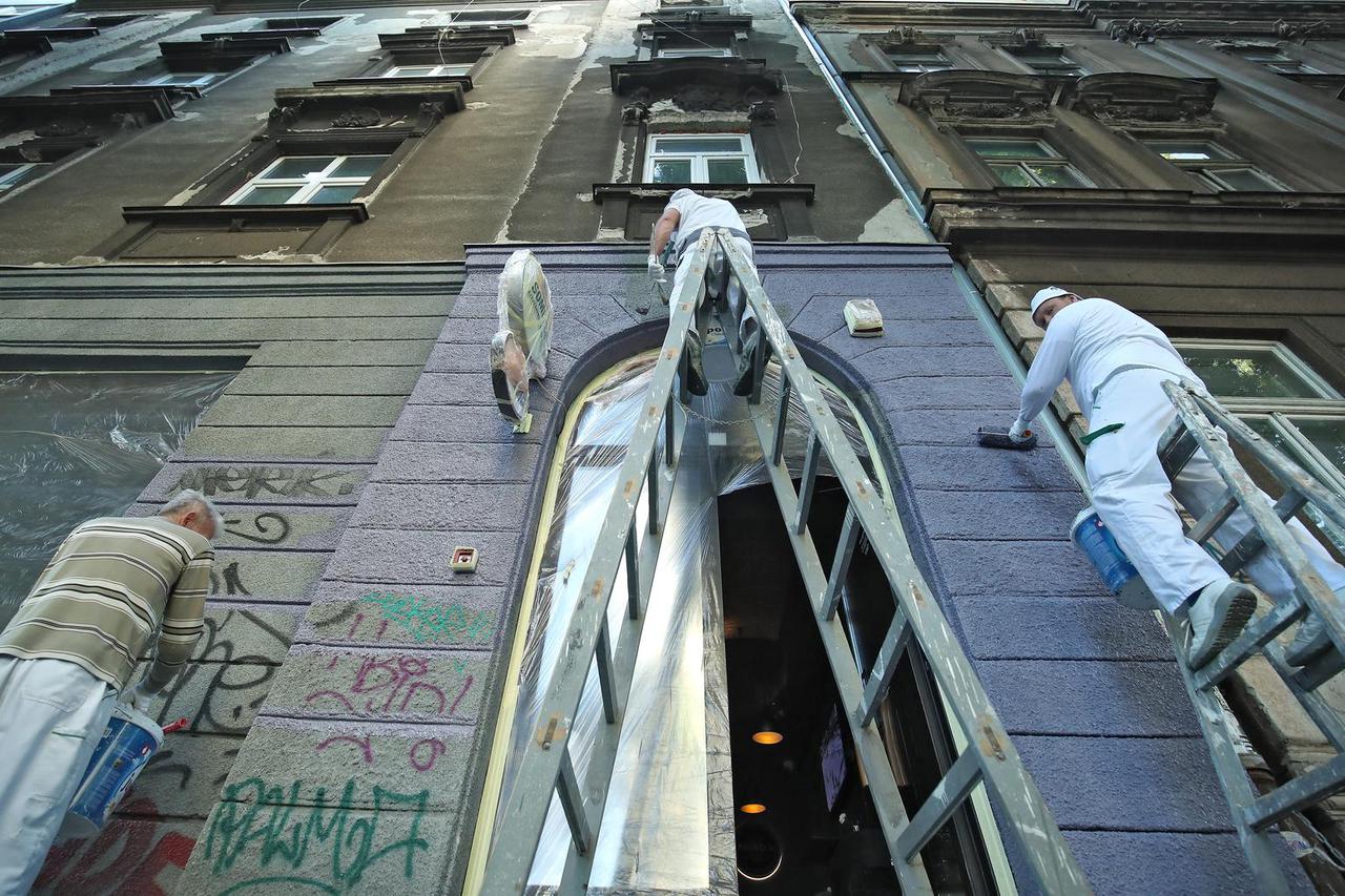 Zagreb: Radnici u središtu grada uređuju pročelje zgrade
