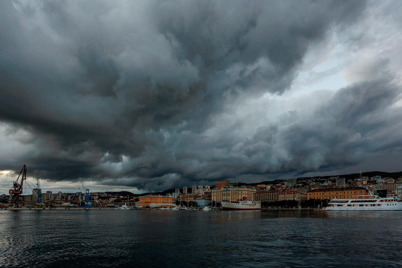 Rijeka: Tmurni oblaci nad gradom