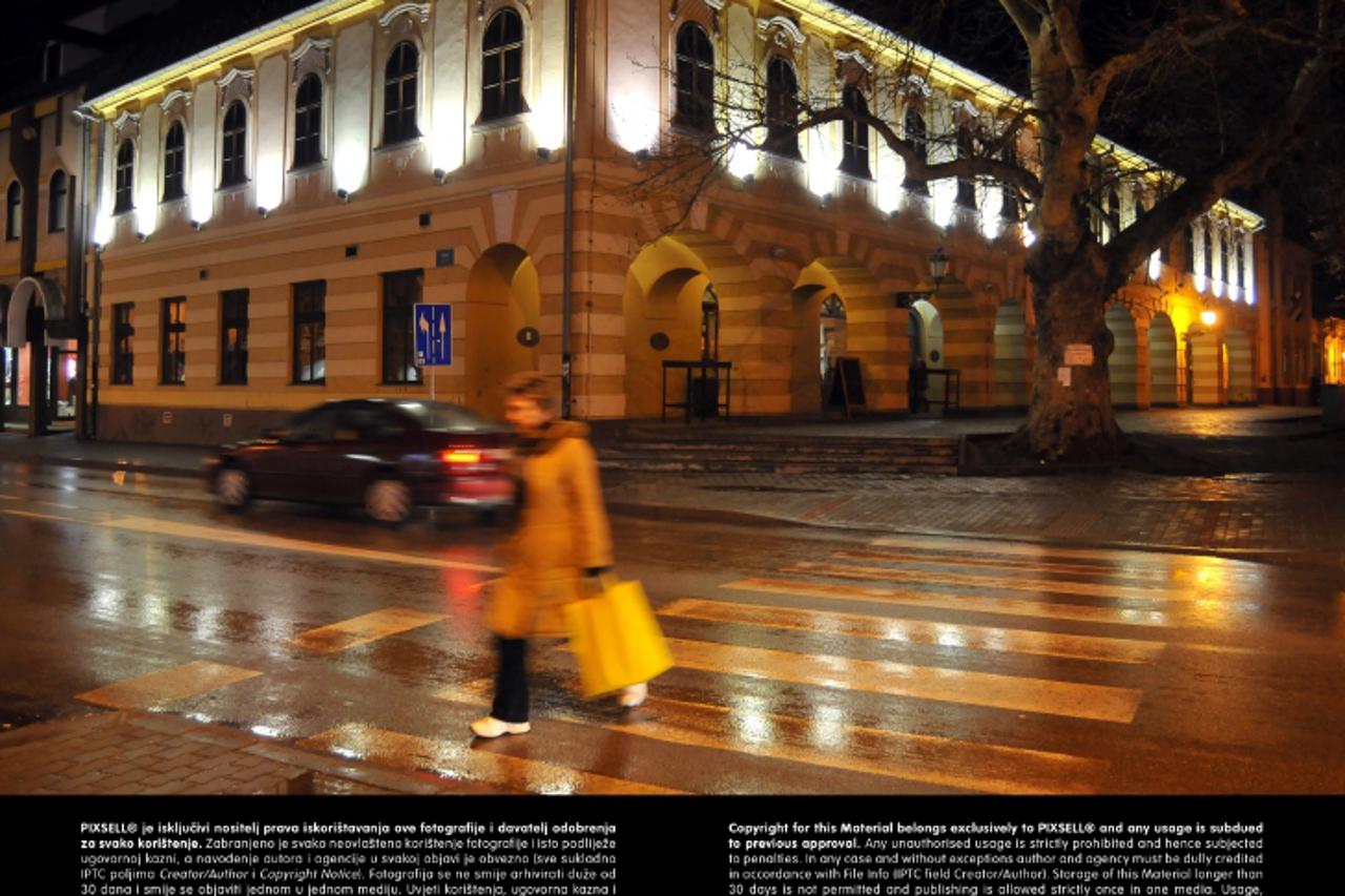 '27.02.2013., Vinkovci - Grad na Bosutu u nocnim satima gotovo je u potpunosti pust. Tek pokoji prolaznik remeti idilicnu sliku, kisom okupanog, sredista Vinkovaca. Photo: Goran Ferbezar/PIXSELL'