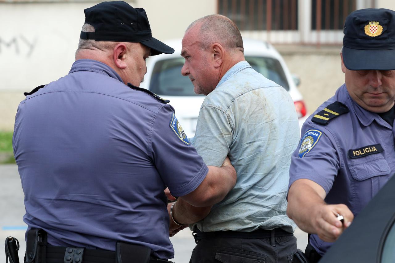 Karlovac: Priveden osumnjičeni vozač kombija s izbjeglicama na koji je pucala policija