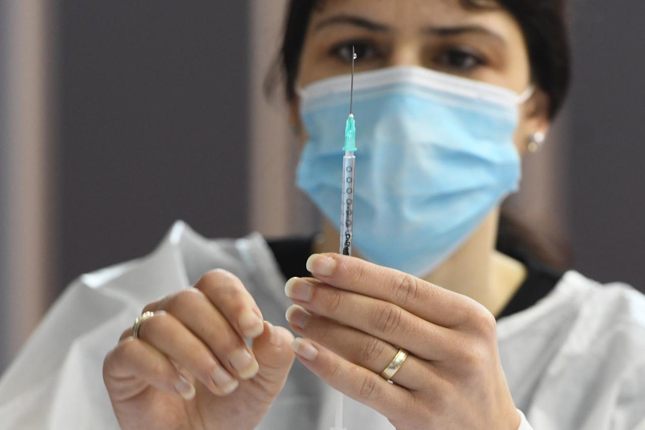 Šibenik: Masovno cijepljenje protiv covida-19 u sportskoj dvorani Baldekin